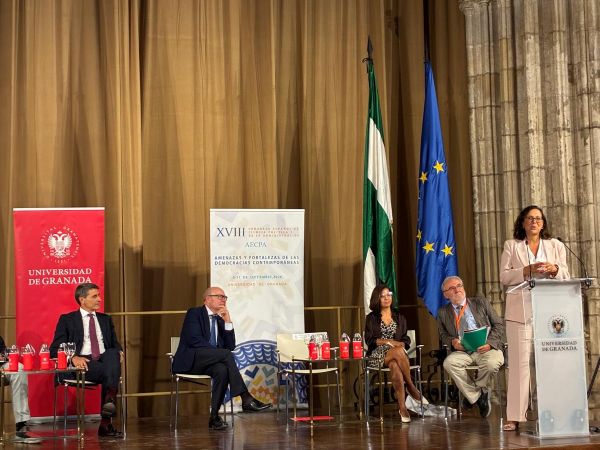 La directora del CEPC participa en la inauguración del XVIII Congreso de AECPA